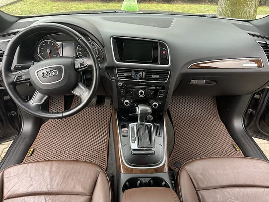 Maßgefertigte braune Auto-Fußmatten im Audi-Innenraum