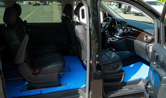 Blaue EVA-Autofußmatten im Innenraum eines schwarzen Mercedes-Vans, vorn und in der Mitte verlegt.