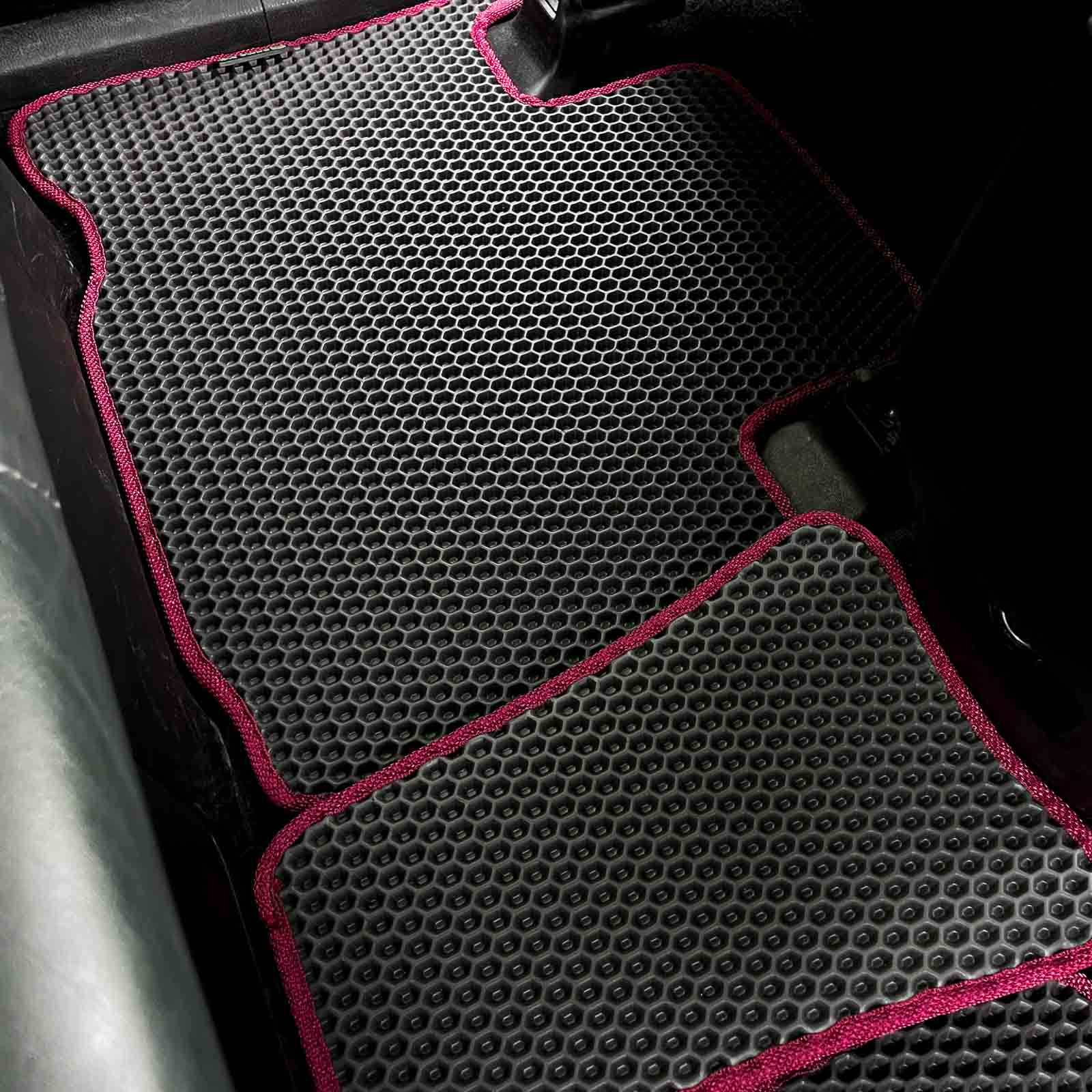 Schwarze EVA-Automat mit rotem Rand, antibakteriell, rutschfest, mit Wabenstruktur.