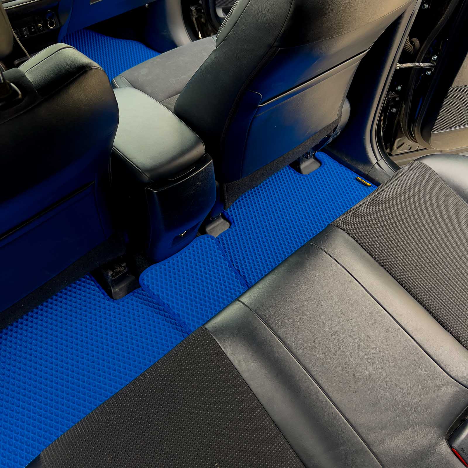 Blauer EVA-Autoschutzmatte im Fahrzeug mit schwarzem Lederinterieur