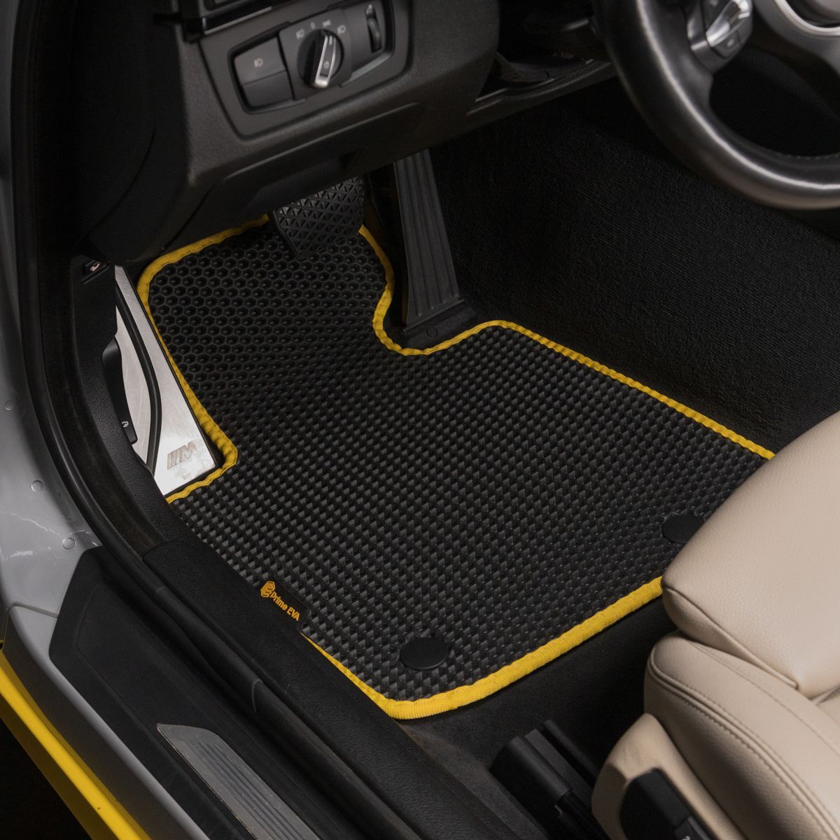 Schwarze Auto-EVA-Matten mit gelbem Rand und strukturiertem Material für besseren Halt.