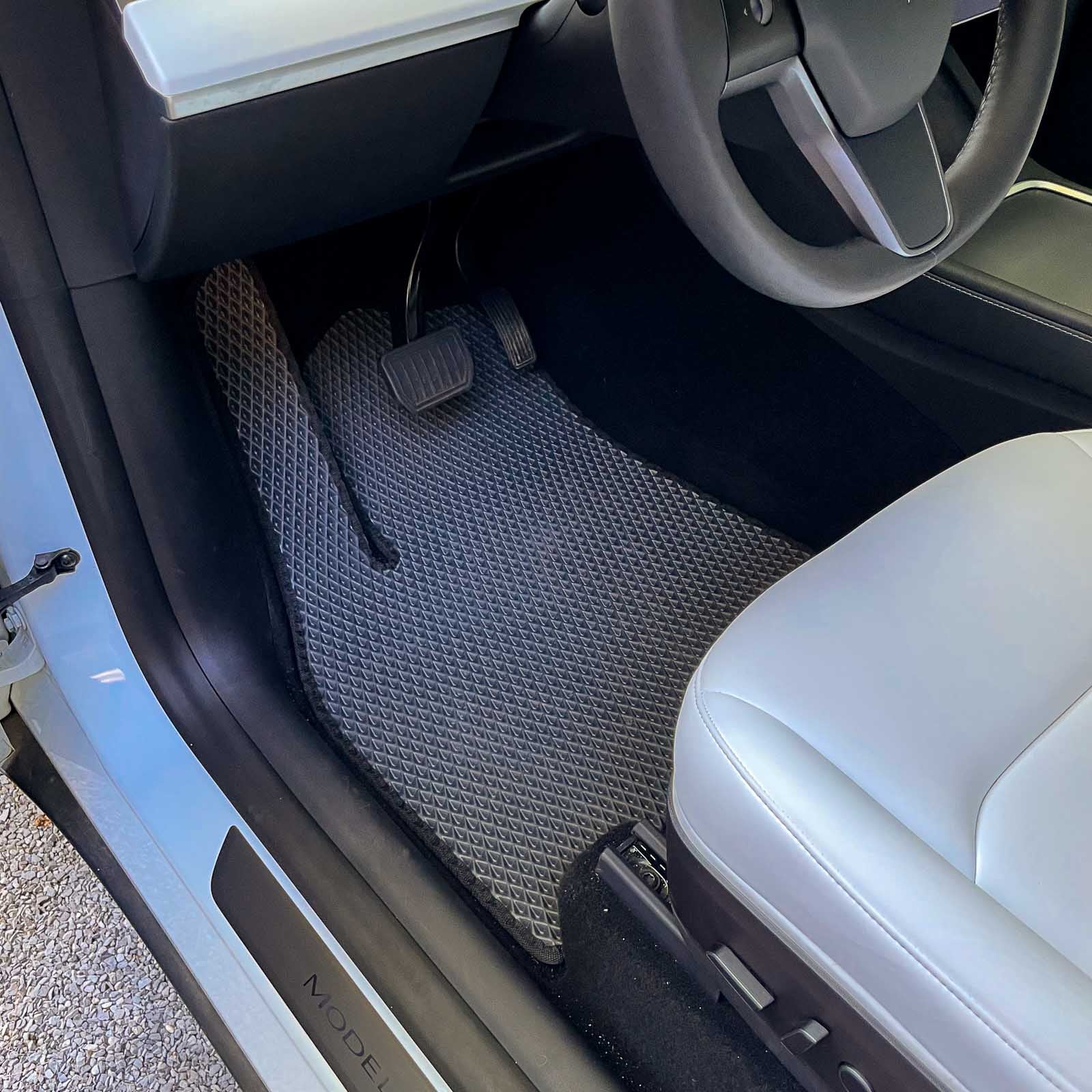 Gummimatte für Auto mit rutschfestem Design in Schwarz und Grau im Innenraum eines Fahrzeugs.