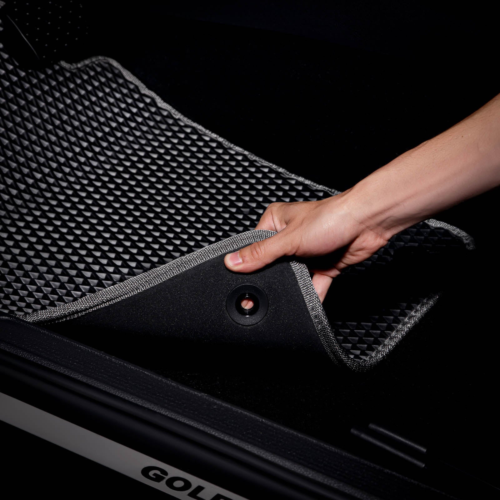 EVA-Autofußmatte mit strukturiertem Muster und seitlicher Befestigung, in schwarzer Farbe.