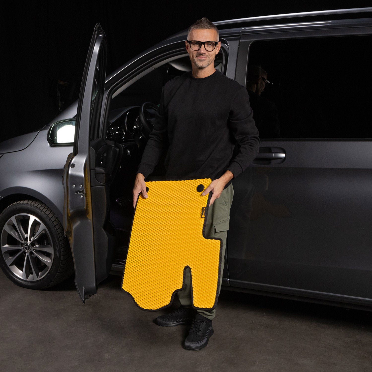 Leuchtend gelbe EVA-Autofußmatte mit strukturiertem Design in einem Fahrzeug.