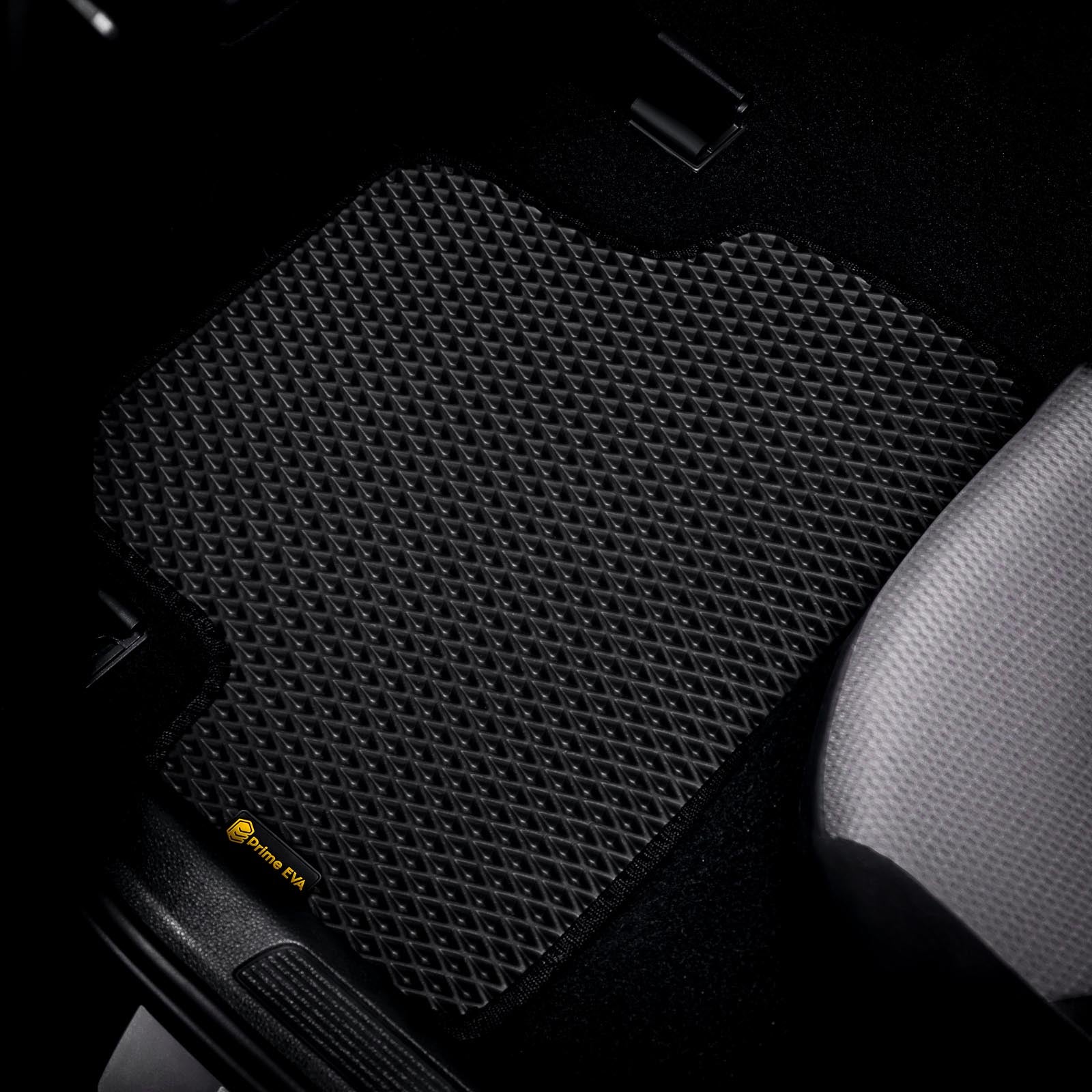 Schwarze Premium EVA Fußmatte mit rutschfester Oberfläche für Autos.