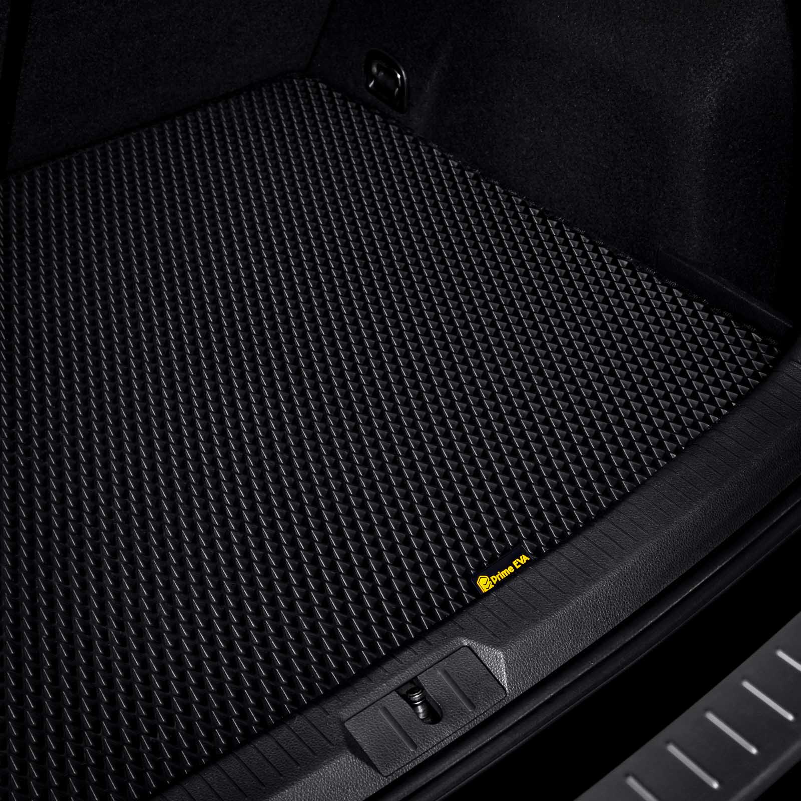 Schwarze, strukturierte EVA-Autofußmatte mit rutschfester Oberfläche im Kofferraum.