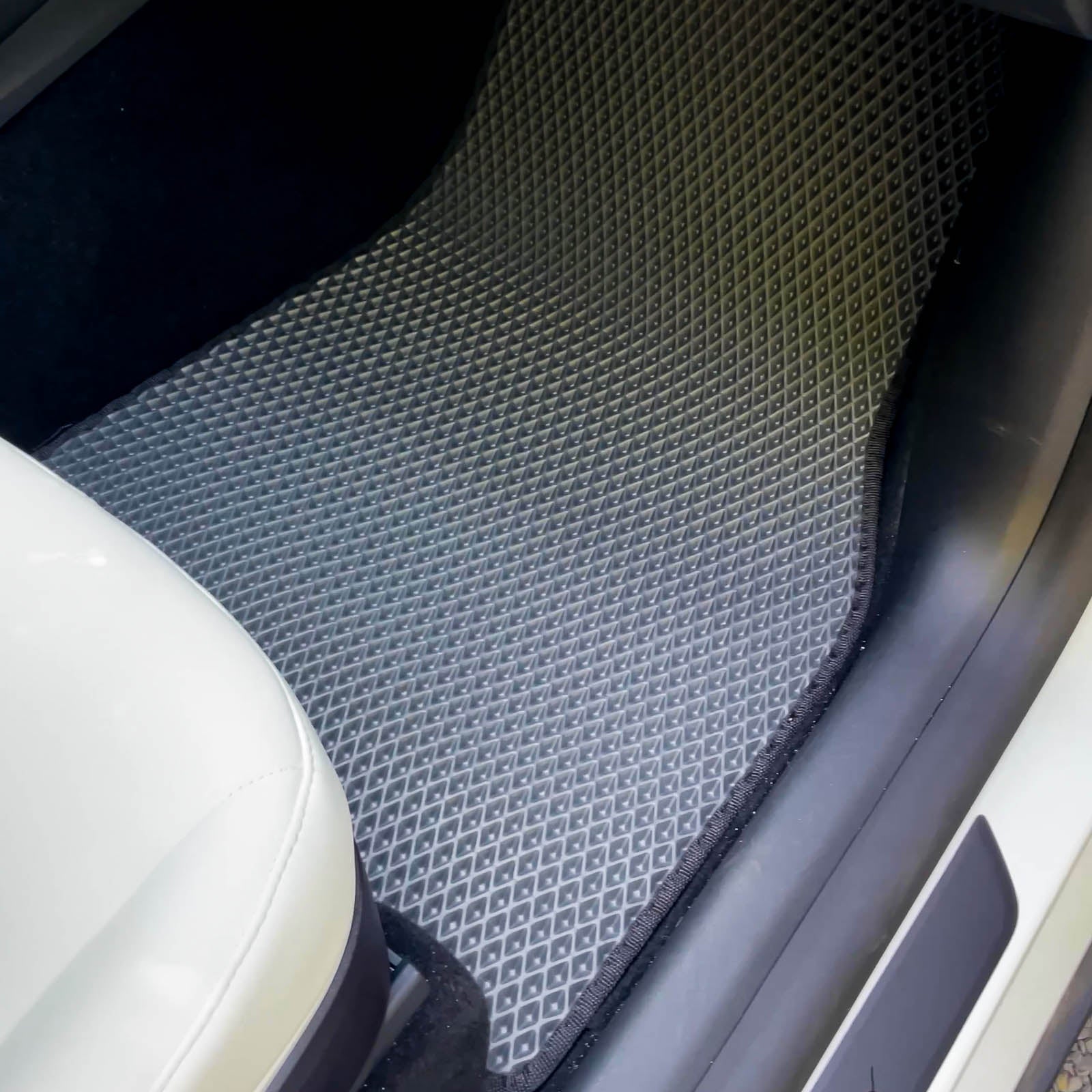 Gummimatte mit rutschfester, geprägter Oberfläche in einem Autoinnenraum.