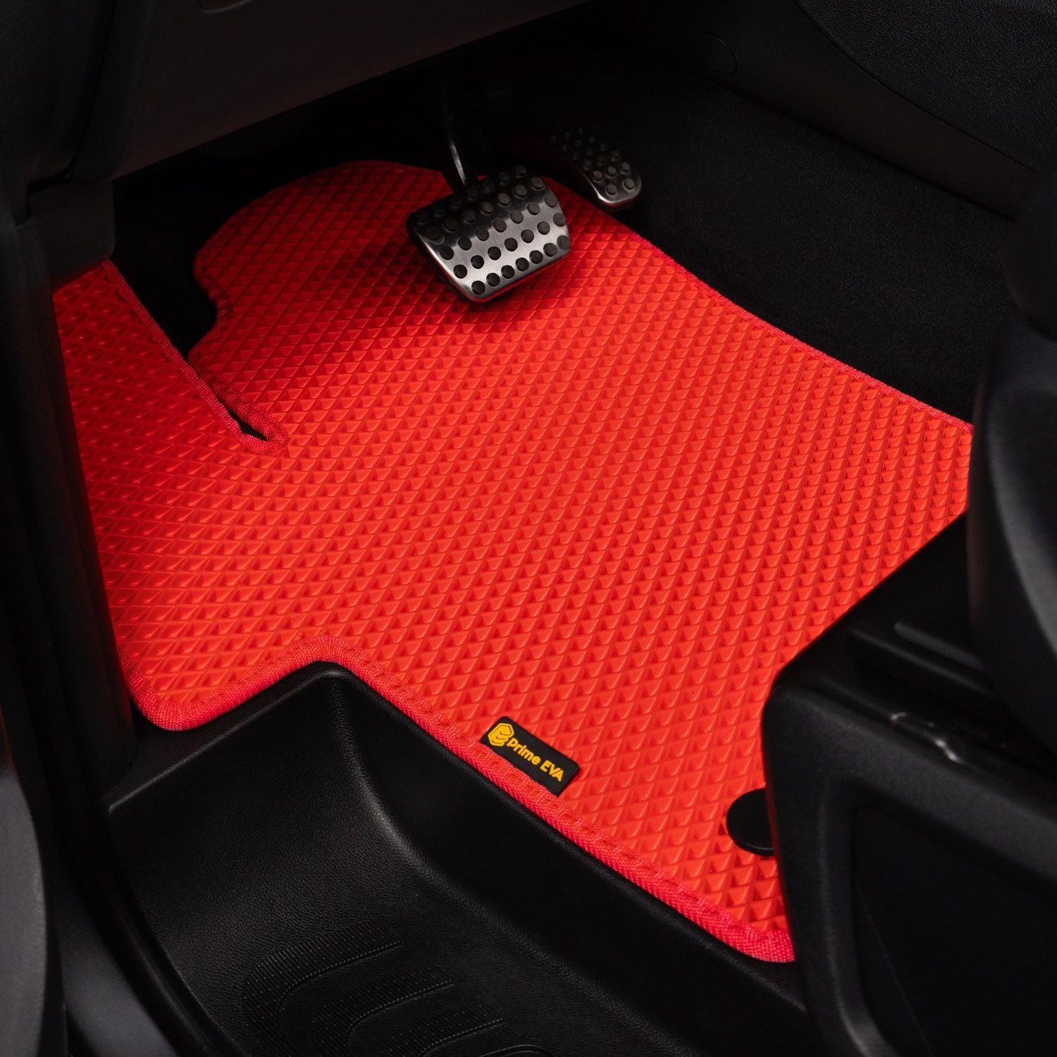 Leuchtend roter EVA-Autofußmatte mit rutschfester Textur und konturiertem Design.