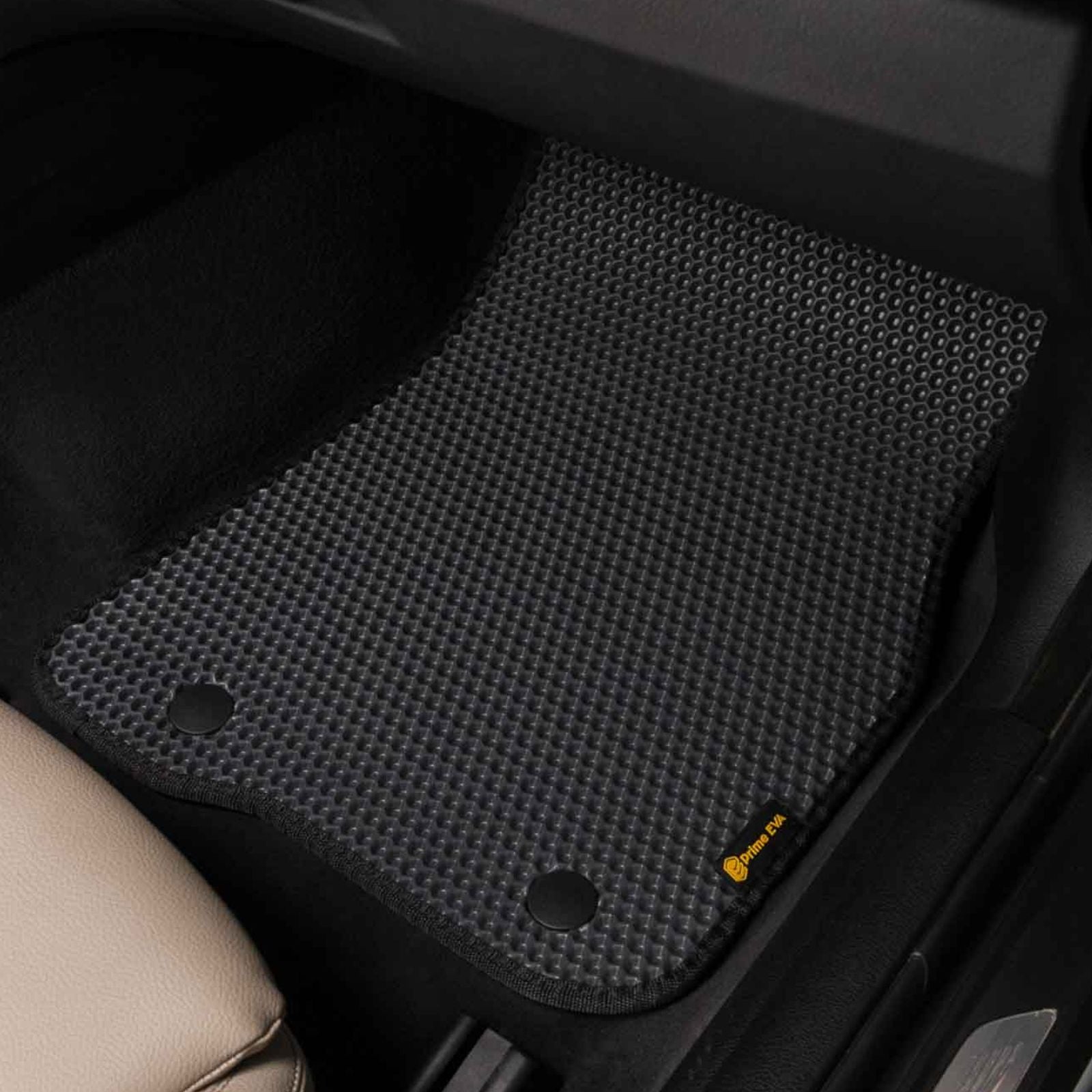 Schwarze rutschfeste EVA-Autofußmatte mit strukturiertem Design und Knöpfen zur Befestigung.