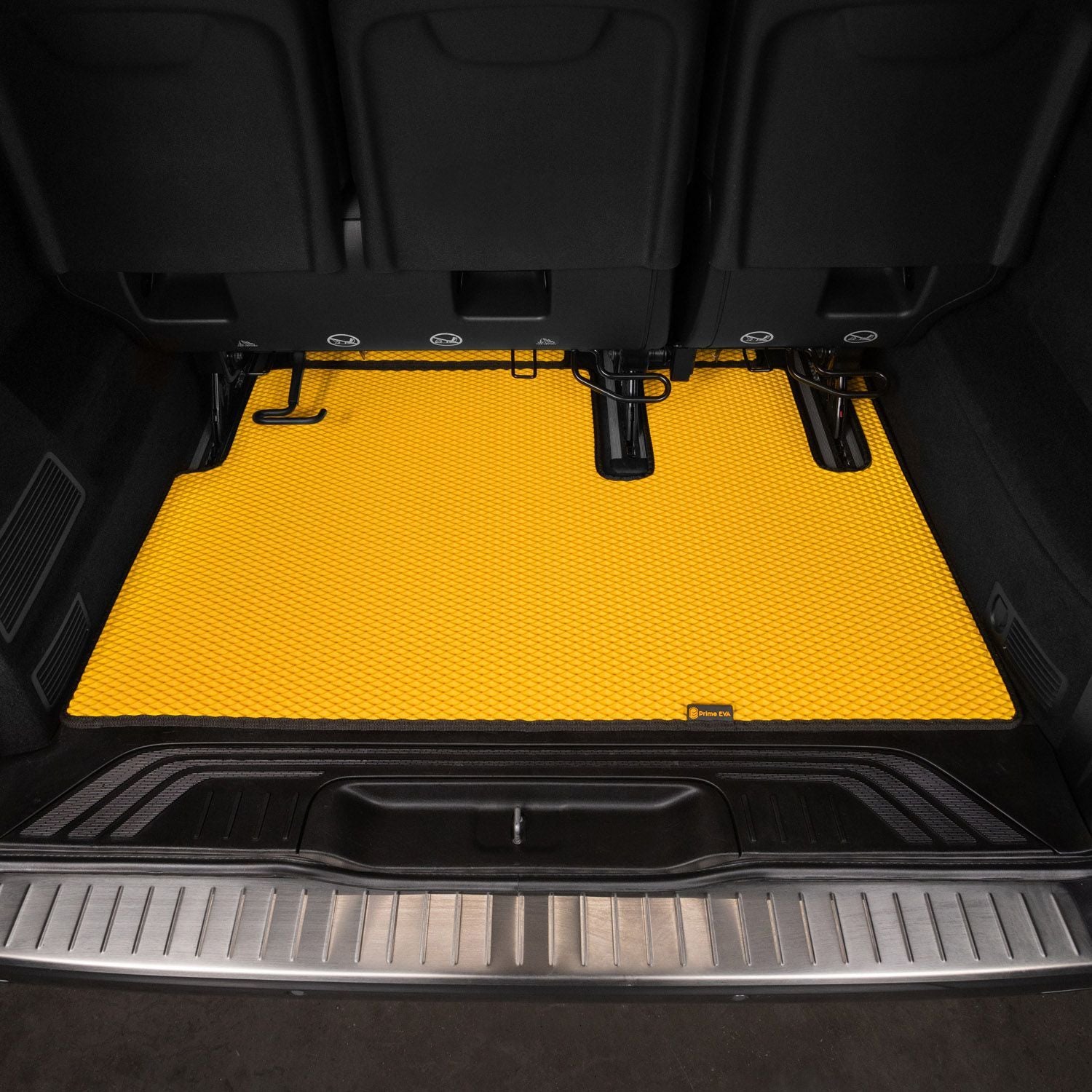 Große, gelbe EVA-Autofußmatte mit strukturiertem Design im Fahrzeugheck.