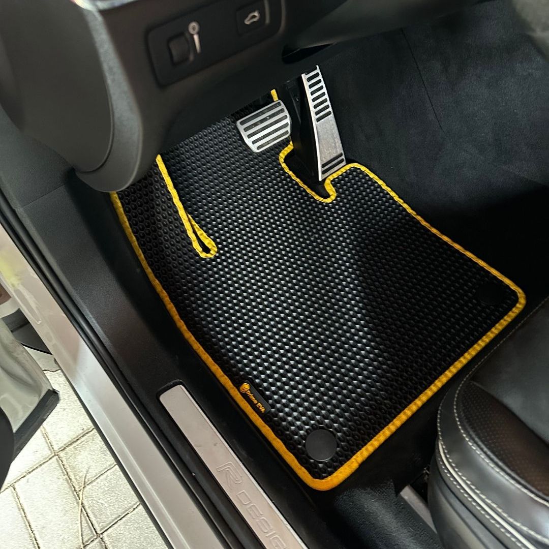 Schwarzer EVA Auto Fußmatte mit gelben Akzenten und rutschfester Textur.