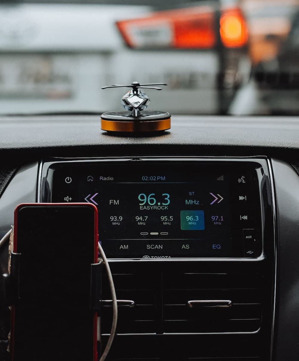 Multimedia-Display und Smartphone auf dem Armaturenbrett.