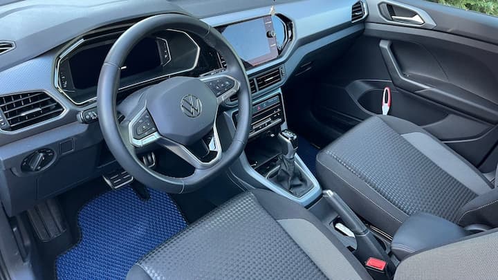 Auto Innenraum mit blauer EVA Fußmatte im Fahrerfußraum.