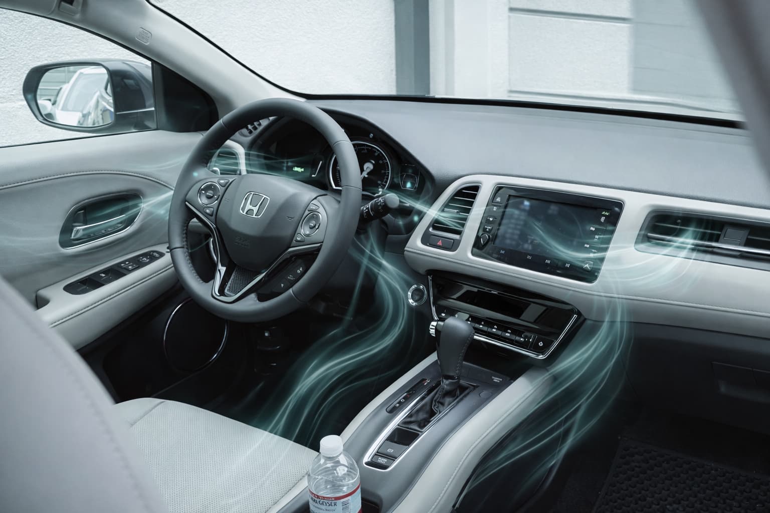 Autoinnenraum mit Armaturenbrett und Lüftungsdüsen, der den Luftstrom und das Belüftungssystem zeigt.