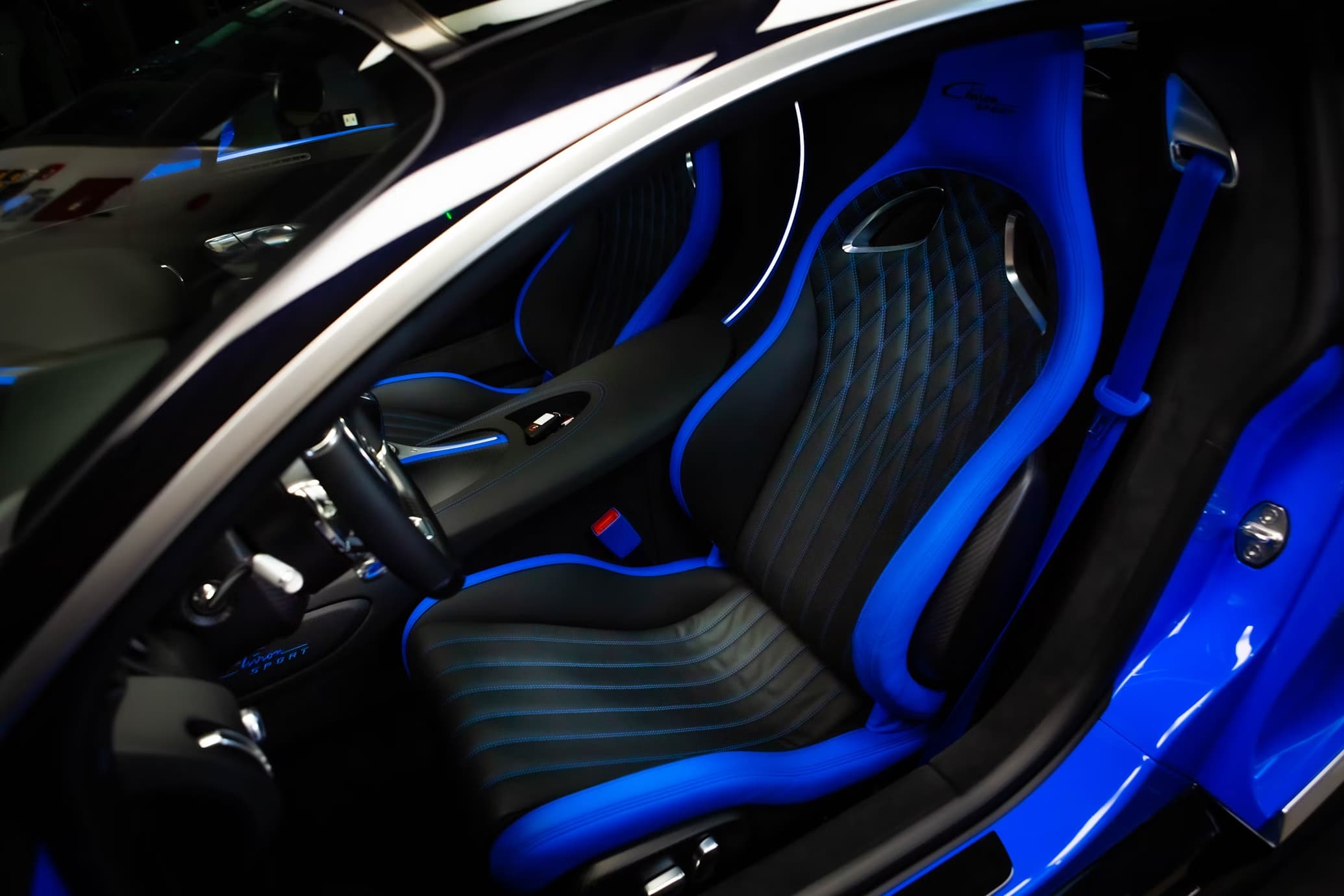 Hochwertige schwarze und blaue Autositzbezüge für maximalen Komfort und Stil.
