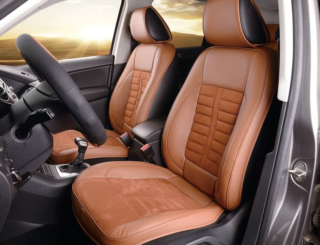 Braune Ledersitze im Auto mit ergonomischem Design und stilvollen Nähten.