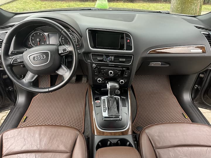 Maßgefertigte braune Auto-Fußmatten im Audi-Innenraum