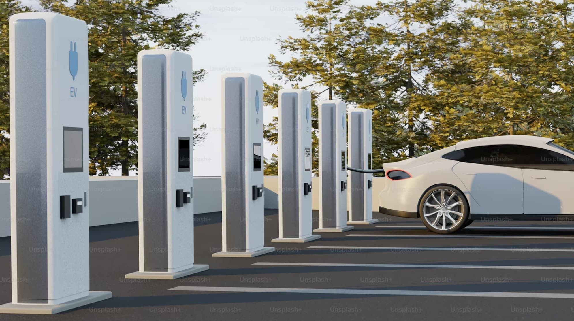 Eine Reihe moderner Ladestationen für Elektroautos mit einem angeschlossenen weißen E-Fahrzeug.