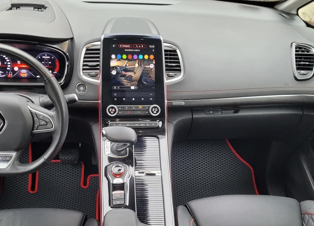 Schwarze EVA-Autofußmatten mit roter Umrandung im modernen Fahrzeug.