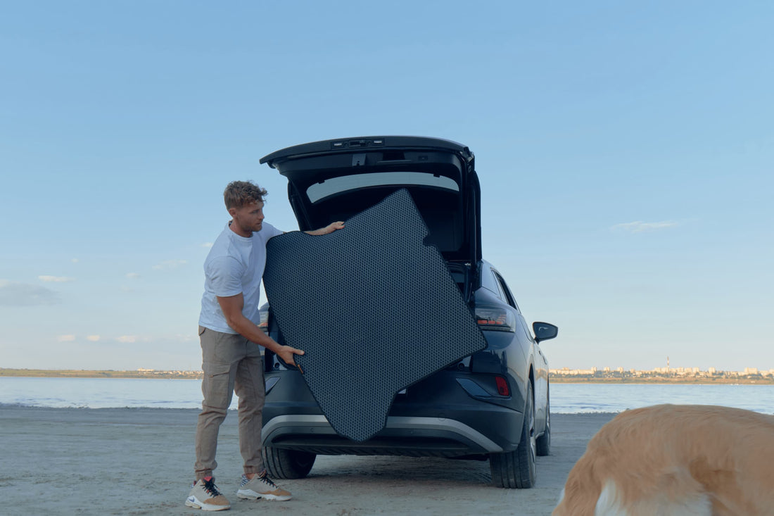 Mann installiert EVA Kofferraummatte im Auto und zeigt passgenauen Schutz im Laderaum.