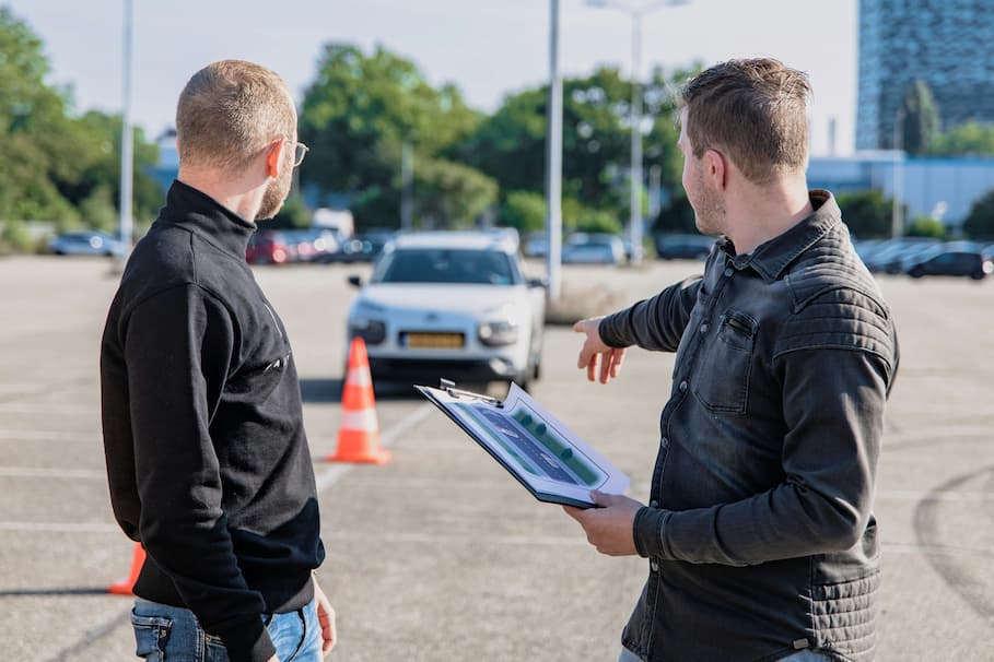 Fahrlehrer gibt Feedback während einer praktischen Fahrprüfung.
