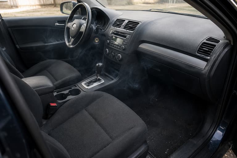 Fahrzeuginnenraum während einer Geruchsentfernung mit Reinigungsdampf.