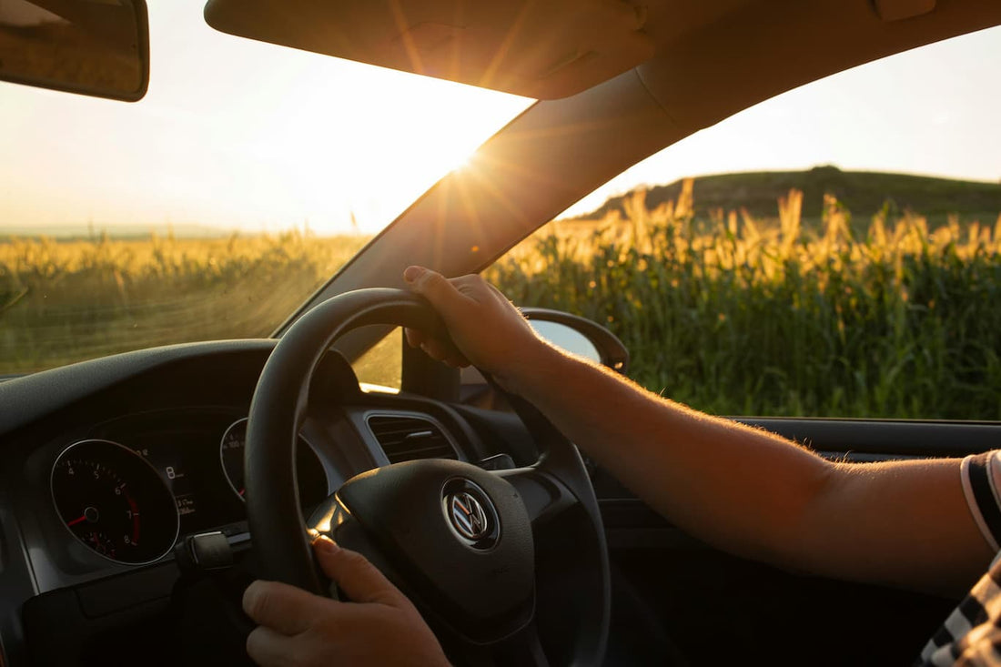 Fahrer hält das Lenkrad während einer Fahrt auf dem Land.
