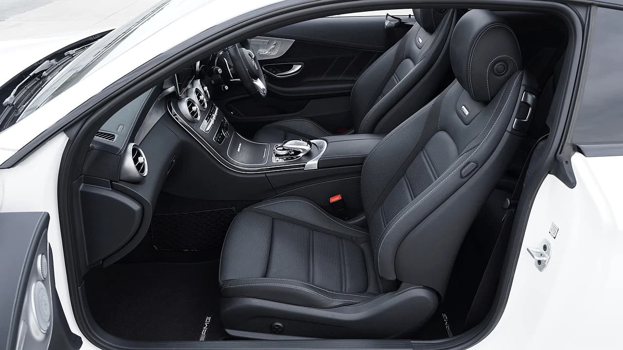 Hochwertiges Automobilinterieur, das den Komfort hervorhebt
