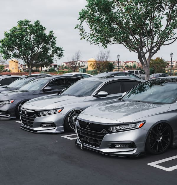 Mehrere Honda Accord stehen gemeinsam auf einem Parkplatz.