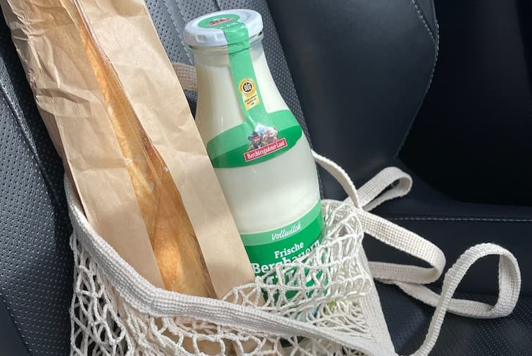 Lebensmittel in einem Mehrwegbeutel auf dem Autositz.
