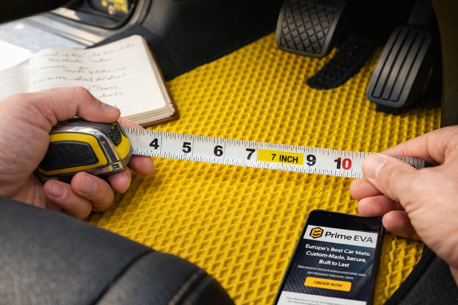 Messung einer maßgefertigten gelben EVA Automatte für perfekte Passform im Fahrzeuginnenraum.