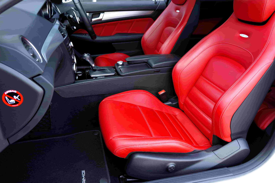 Mercedes-AMG mit roten Ledersitzen.