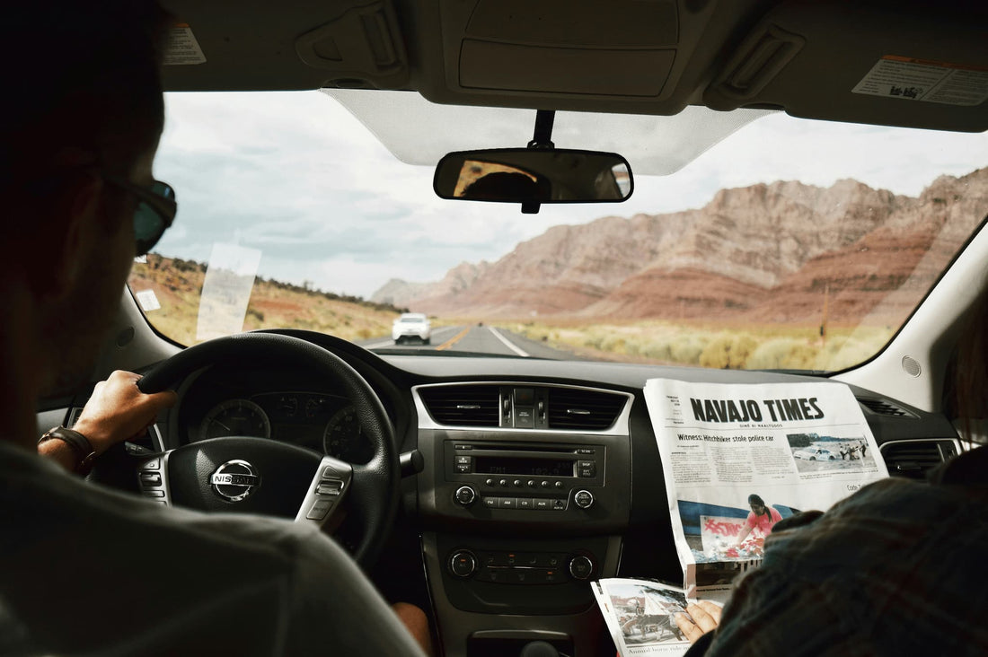 Innenansicht eines Autos während der Fahrt durch eine malerische Landschaft