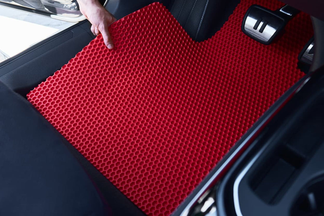 Rote EVA-Autofußmatte wird im Fahrzeug nahe der Pedale eingebaut.