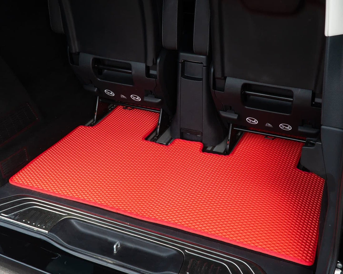 Rote EVA-Kofferraummatte, passgenau für den Bereich hinter der dritten Sitzreihe zugeschnitten.