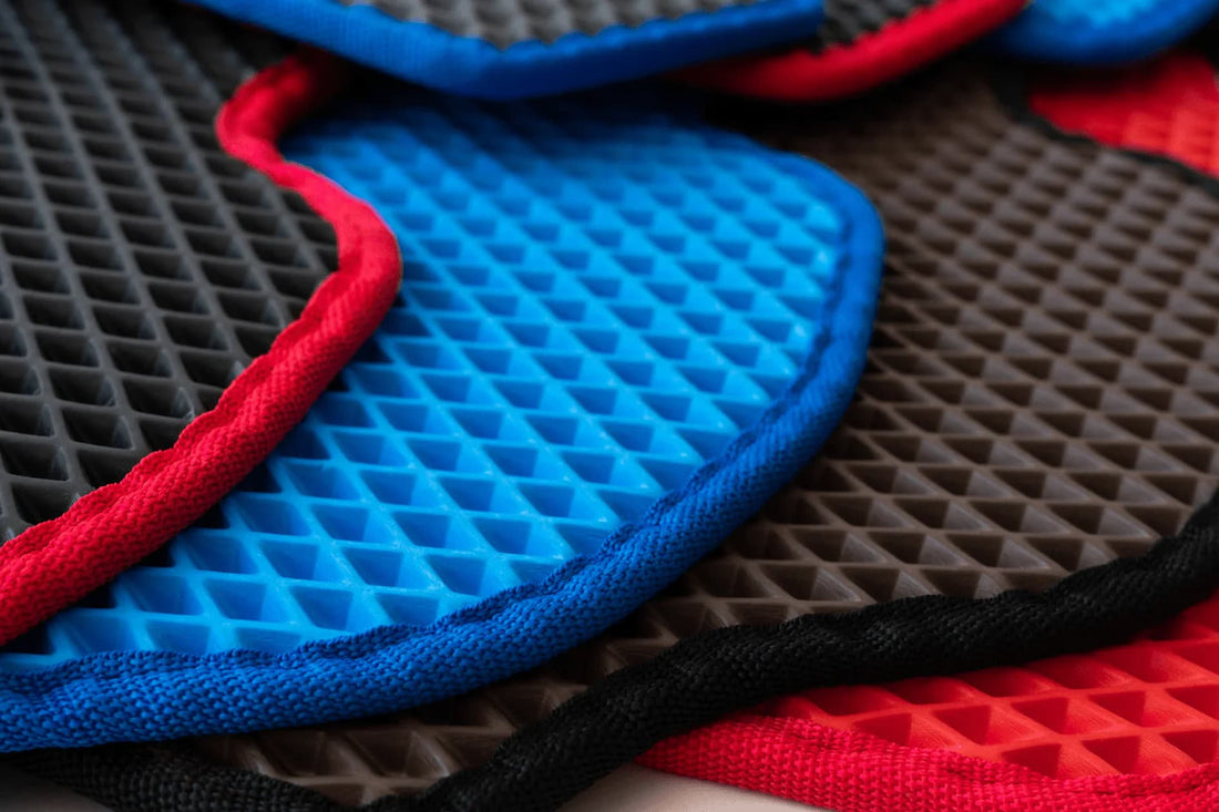 Schwarze, blaue und rote EVA-Auto-Fußmatten