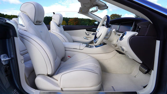 Luxuriöser weißer Leder-Innenraum eines Cabrios mit Premium-Sitzen.