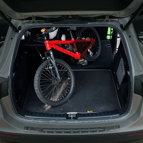 Rotes Fahrrad auf schwarzer EVA-Matte im Auto-Kofferraum von Prime EVA.