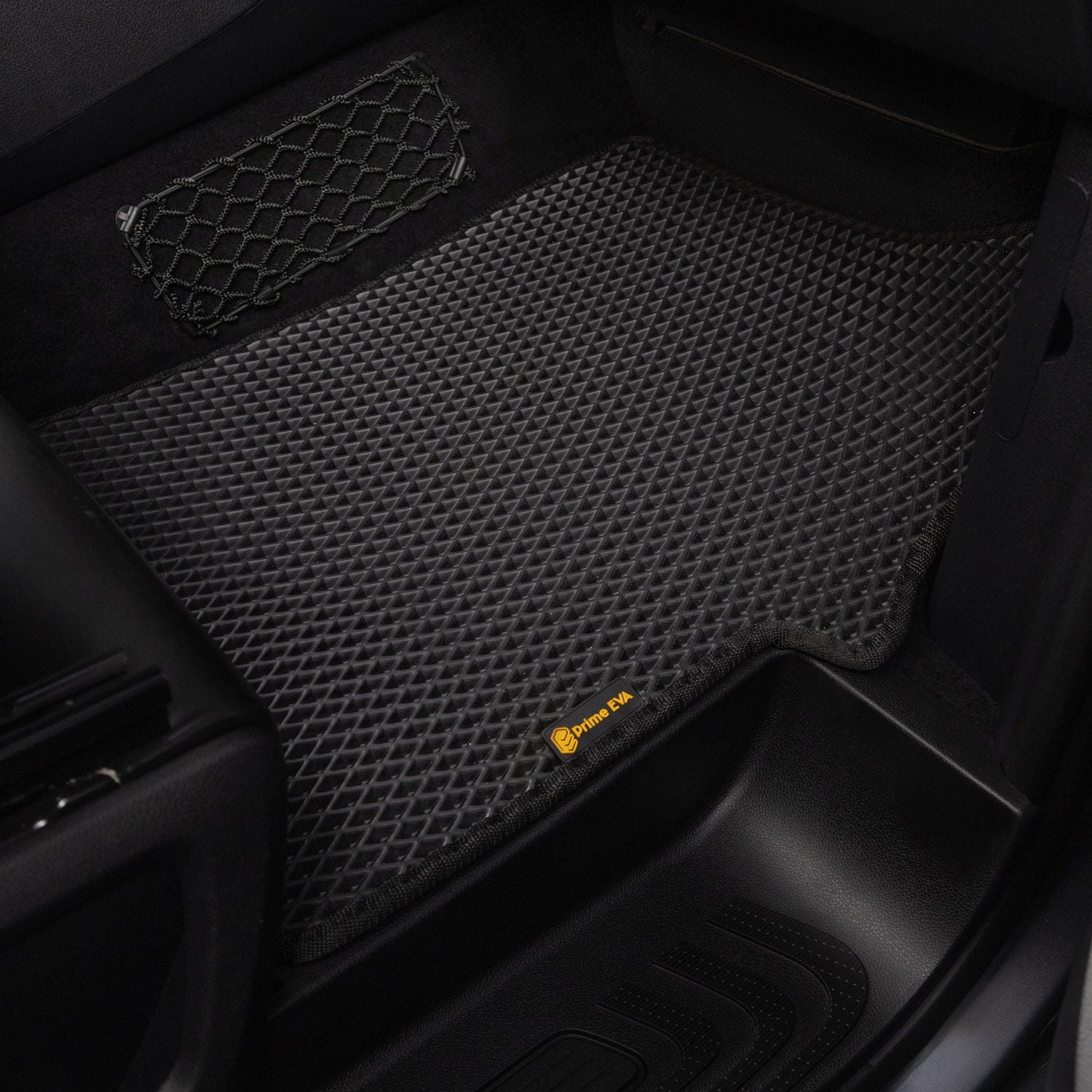 Schwarze strukturierte Auto-Fußmatte im Beifahrerbereich, langlebig und robust.