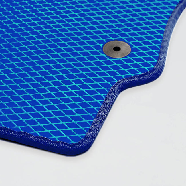 Blauer Auto-Fußmatte mit rautenförmigem Muster und Befestigungslöcher.