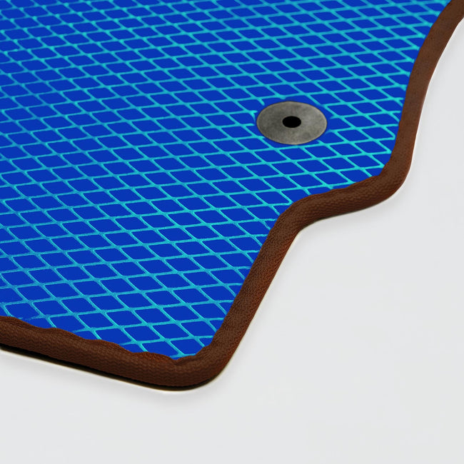 Blaue Matte mit rautenförmigem Muster und ovalem Loch in der Mitte
