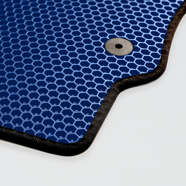 Blauer Teppich mit Wabenmuster und schwarzer Kante, mit einem Befestigungspunkt.