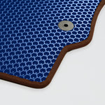 Blaues, hexagonales Muster mit braunem Rand und runder Öse