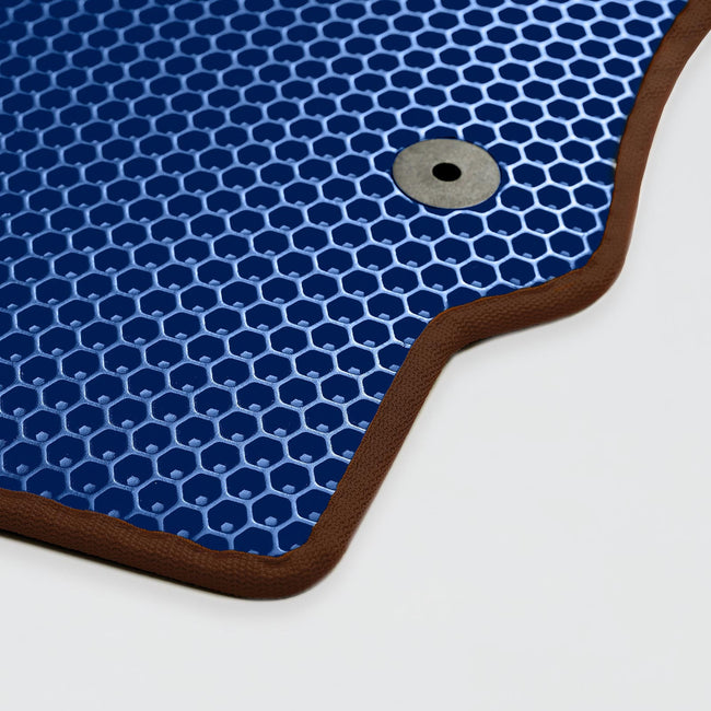 Blaues, hexagonales Muster mit braunem Rand und runder Öse