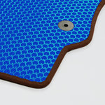 Blaue Matte mit hexagonalem Muster und braunem Rand und Befestigungspunkt