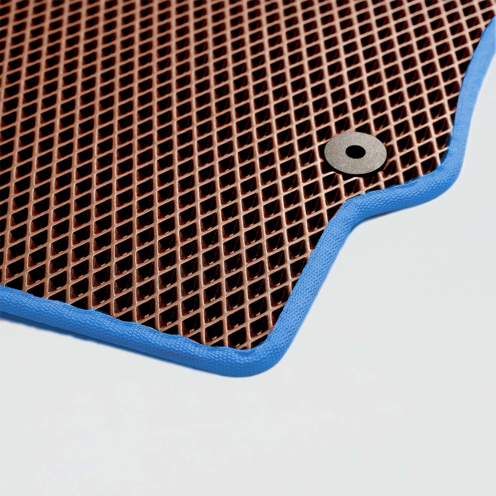 Bodenmatte mit braunem Gittermuster und blauem Rand.