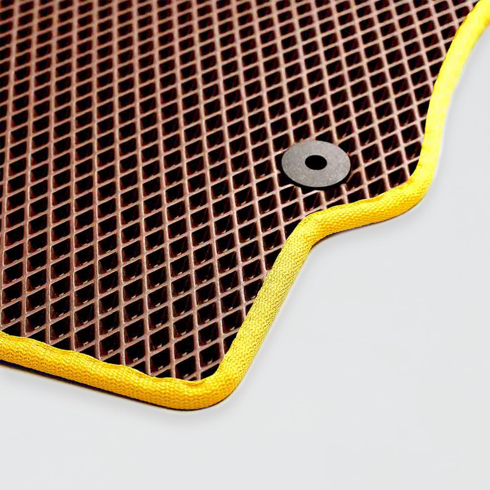 Braune Matte mit gelbem Rand und strukturierter Oberfläche, ideal für verschiedene Anwendungen.