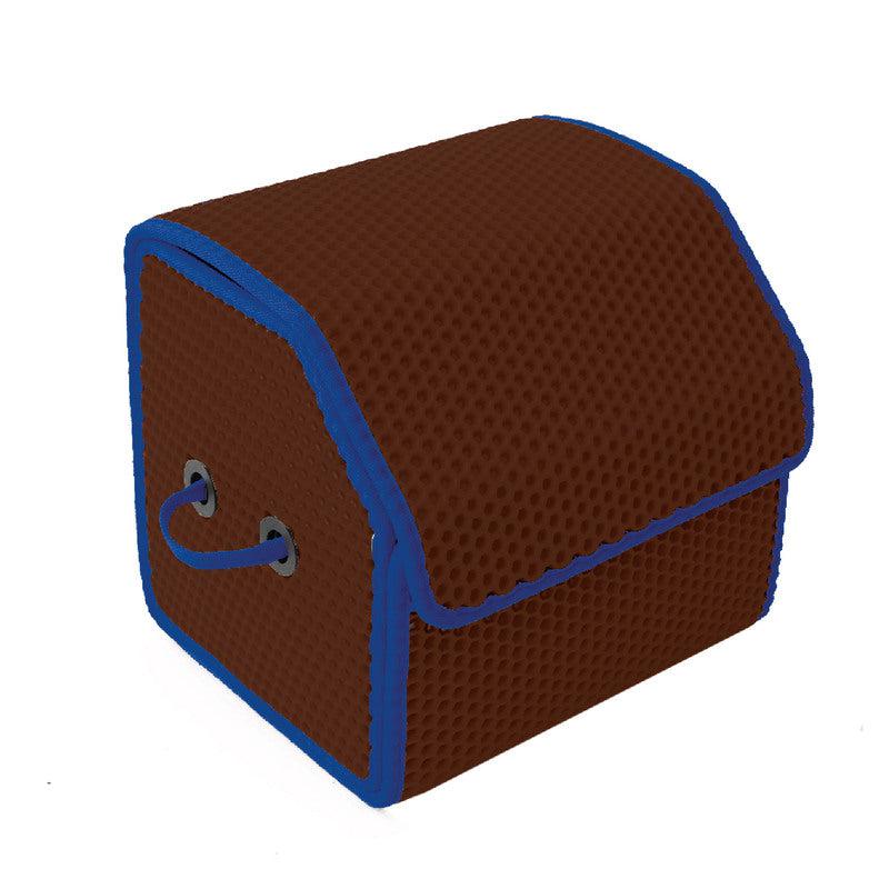 Kleine braune Kühltasche mit blauen Akzenten und Handgriffen für einfache Tragbarkeit.