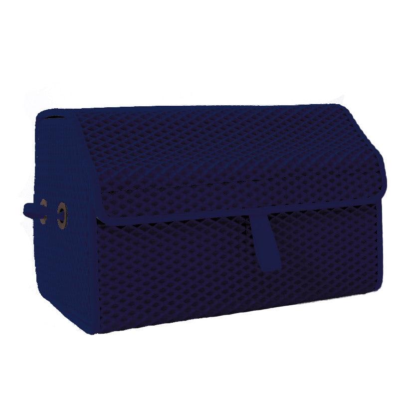 Dunkelblaue Tasche mit strukturierter Oberfläche und Klappe.