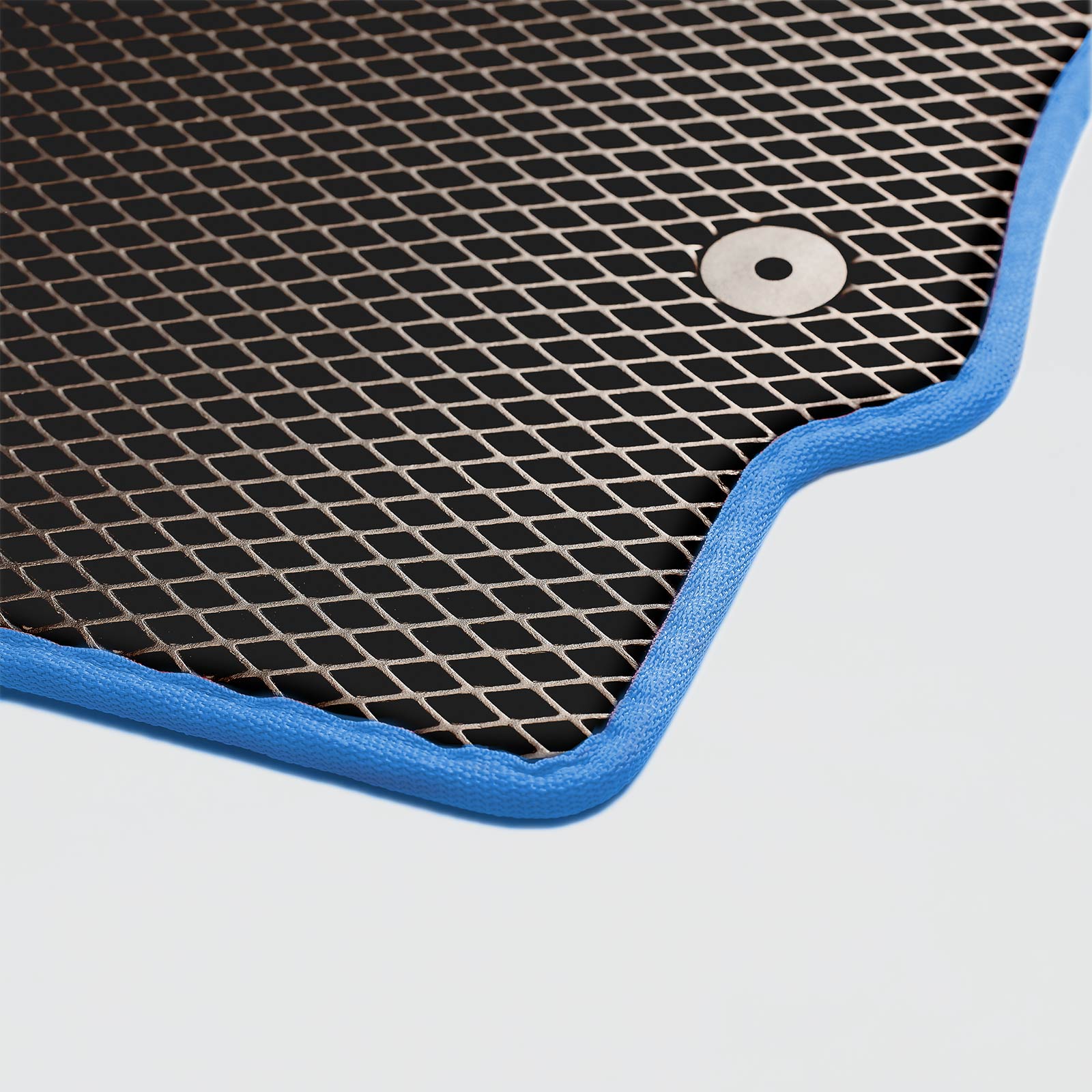 Dunkle Matte mit blauer Kante und metallischem Befestigungsloch